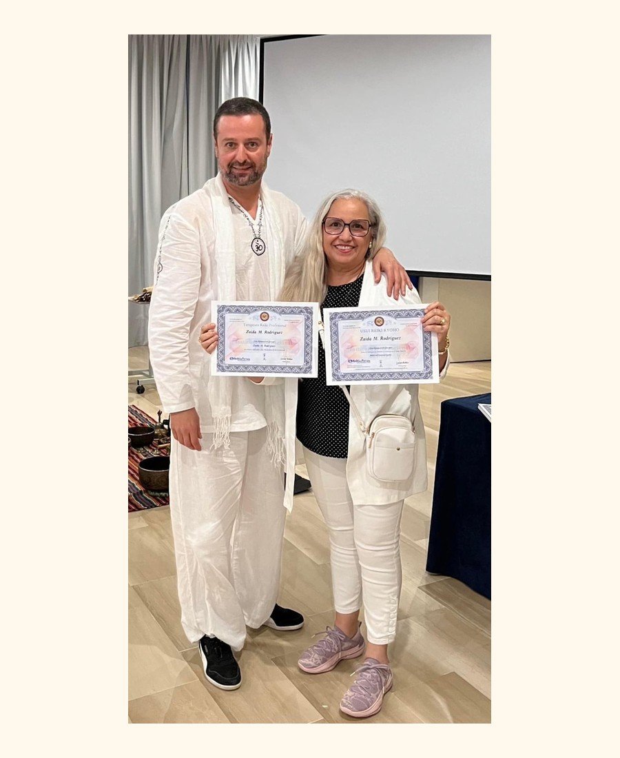 JavierMa con alumna mostrando certificados de Reiki