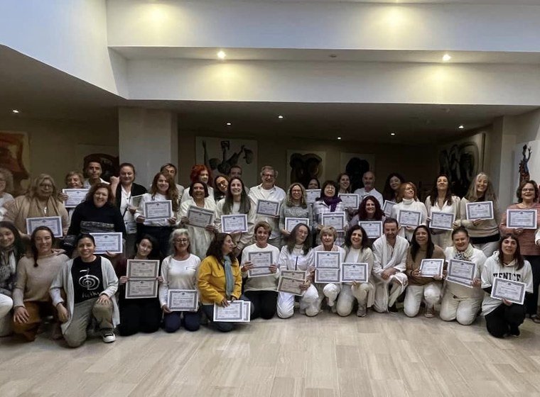 Grupo de alumnos con certificados Reiki