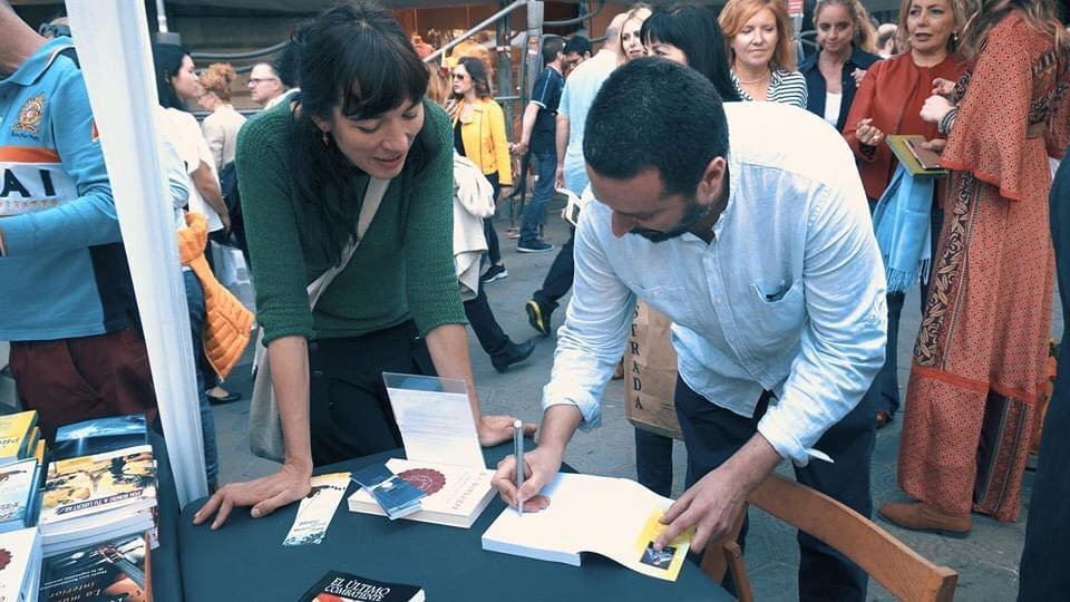 Firma de libros sobre energía y espiritualidad